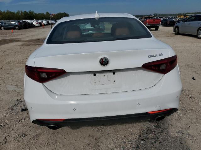 ZARFAEBN6J7583637 - 2018 ALFA ROMEO GIULIA WHITE photo 6