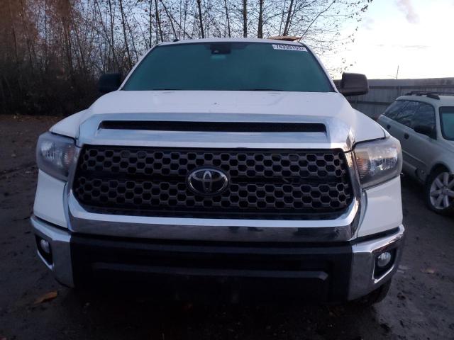 5TFUY5F11JX721041 - 2018 TOYOTA TUNDRA DOUBLE CAB SR/SR5 WHITE photo 5