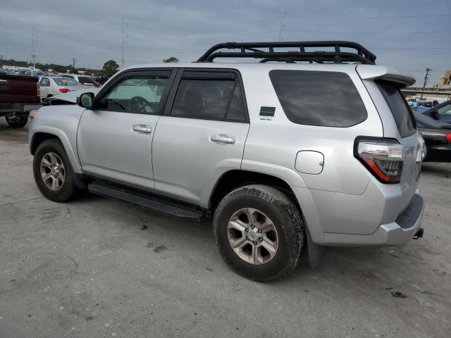 JTEZU5JR0J5179520 - 2018 TOYOTA 4RUNNER SR5 SILVER photo 2