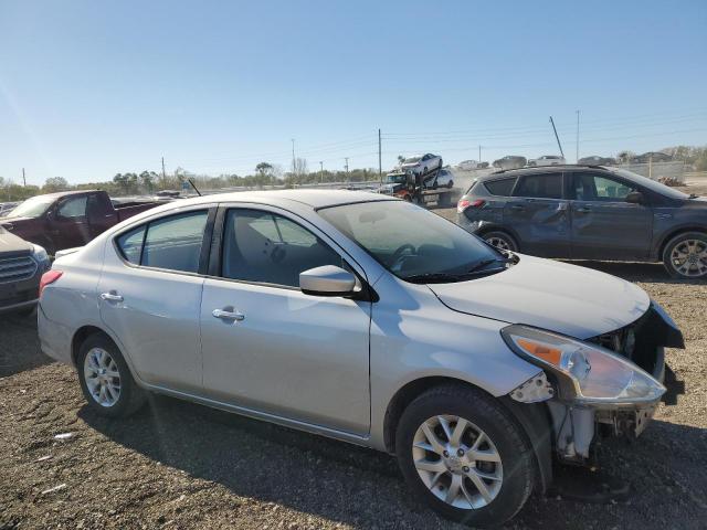 3N1CN7APXJL860739 - 2018 NISSAN VERSA S SILVER photo 4