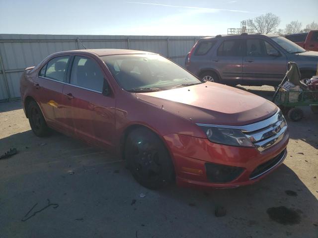 3FAHP0HA2BR121701 - 2011 FORD FUSION SE RED photo 4