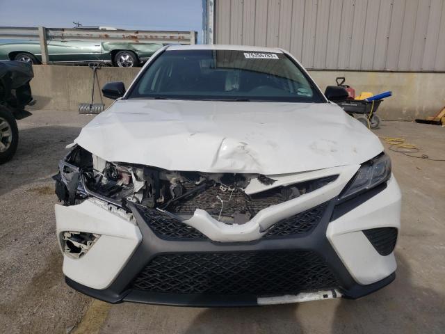 4T1G11AK7LU301066 - 2020 TOYOTA CAMRY SE WHITE photo 5