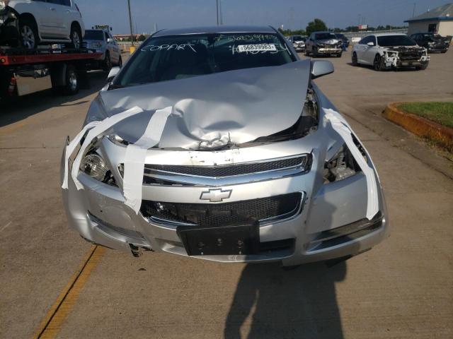 1G1ZC5E02CF196554 - 2012 CHEVROLET MALIBU 1LT Srebrny zdjęcie 5