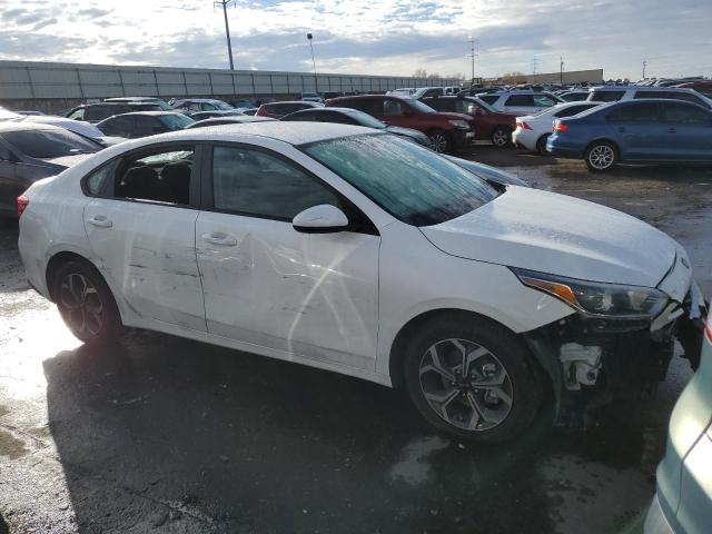 3KPF24AD8ME310343 - 2021 KIA FORTE FE WHITE photo 4