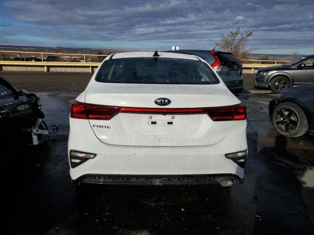 3KPF24AD8ME310343 - 2021 KIA FORTE FE WHITE photo 6