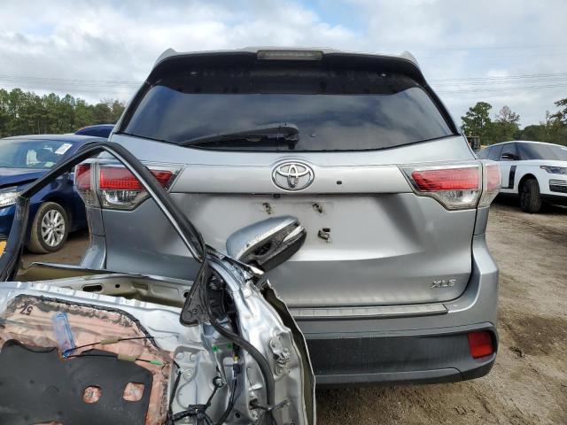 5TDKKRFH4GS139091 - 2016 TOYOTA HIGHLANDER XLE SILVER photo 6
