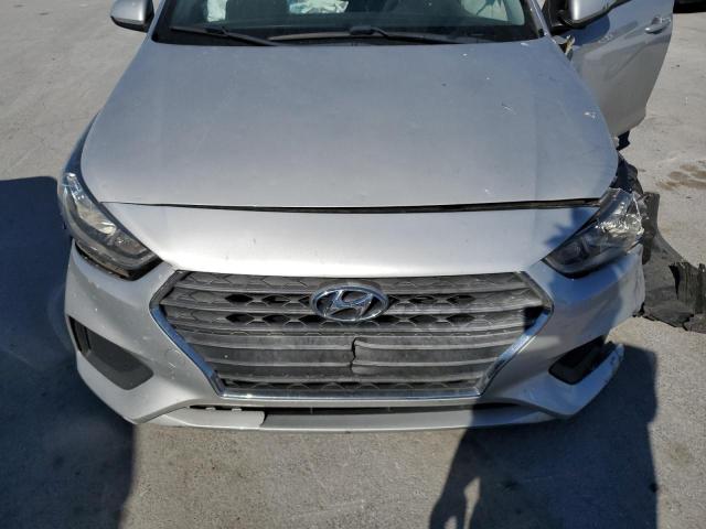 3KPC24A35JE010488 - 2018 HYUNDAI ACCENT SE SILVER photo 11