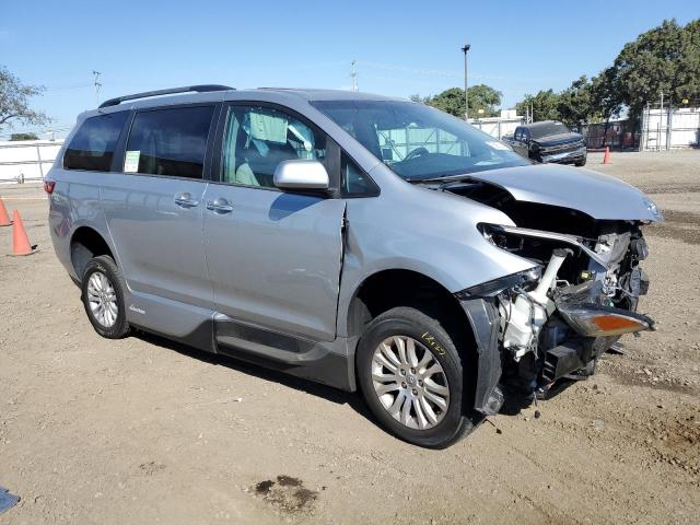 5TDYZ3DC4HS884810 - 2017 TOYOTA SIENNA XLE SILVER photo 4