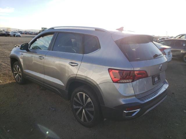 3VVSX7B2XPM377777 - 2023 VOLKSWAGEN TAOS SE GRAY photo 2