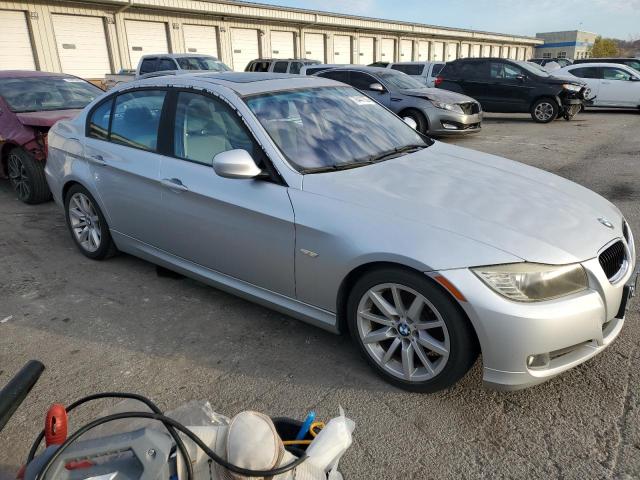 WBAPH7G5XANM48135 - 2010 BMW 328 I SILVER photo 4