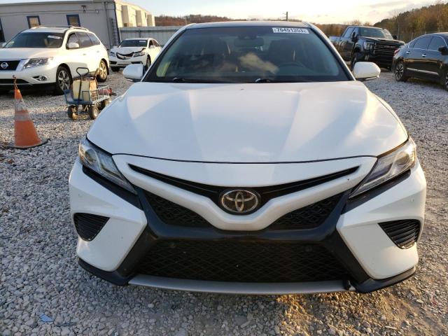 4T1B61HK8JU077949 - 2018 TOYOTA CAMRY XSE WHITE photo 5