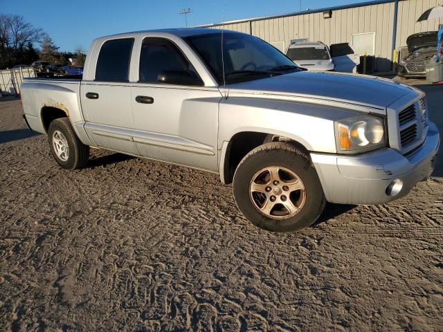 1D7HW48N56S606017 - 2006 DODGE DAKOTA QUAD SLT SILVER photo 4