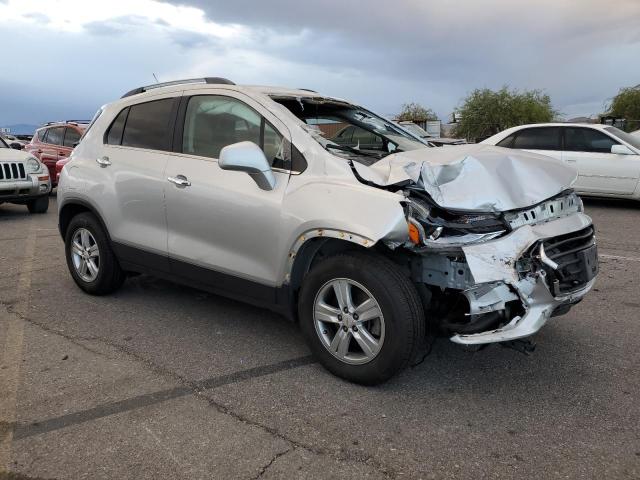 KL7CJLSB6JB561154 - 2018 CHEVROLET TRAX 1LT SILVER photo 4