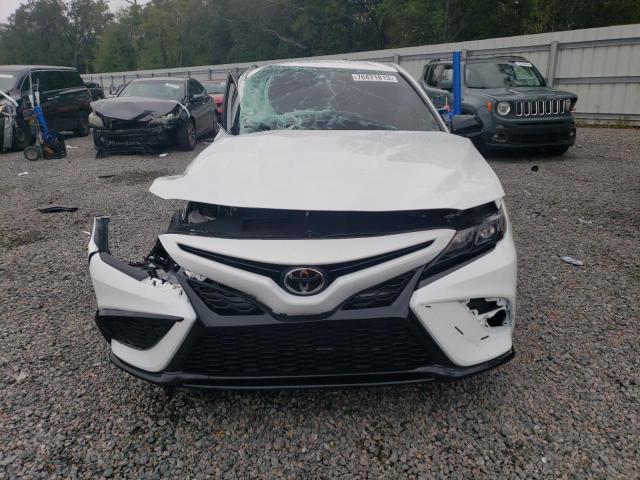 4T1G11AK3PU785999 - 2023 TOYOTA CAMRY SE NIGHT SHADE WHITE photo 5