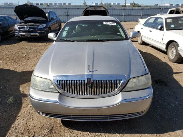 1LNHM81W04Y674645 - 2004 LINCOLN TOWN CAR EXECUTIVE SILVER photo 5