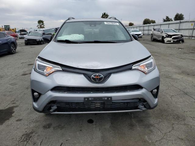 2T3JFREV9JW713956 - 2018 TOYOTA RAV4 SE SILVER photo 5