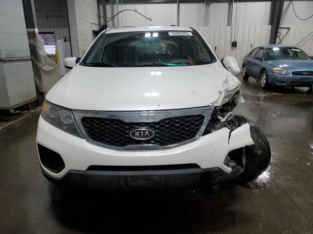 5XYKTCA63CG252313 - 2012 KIA SORENTO BASE WHITE photo 5