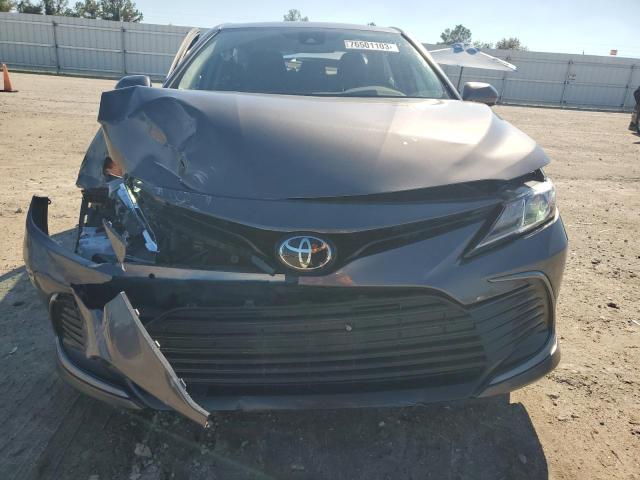 4T1C11AK5NU667089 - 2022 TOYOTA CAMRY LE GRAY photo 5