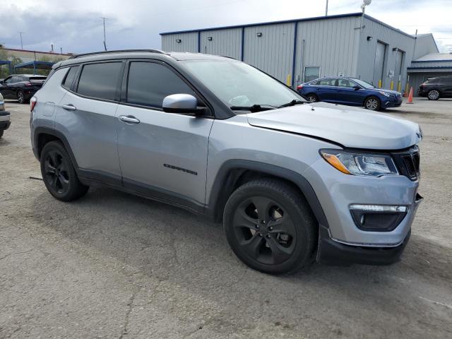 3C4NJCBB1JT438498 - 2018 JEEP COMPASS LATITUDE Argent photo 4
