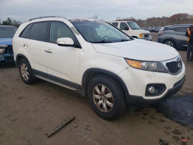 5XYKT4A23DG371788 - 2013 KIA SORENTO LX WHITE photo 4