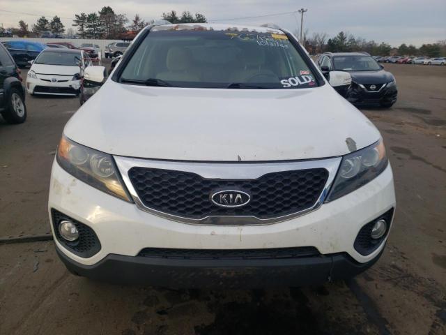 5XYKT4A23DG371788 - 2013 KIA SORENTO LX WHITE photo 5