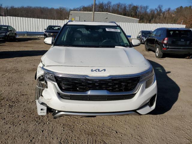 KNDERCAA0N7261714 - 2022 KIA SELTOS EX WHITE photo 5