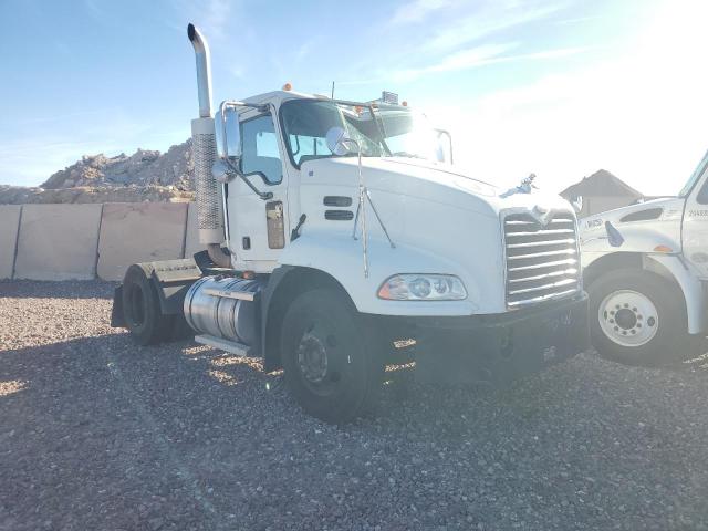 1M1AK01Y96N002778 - 2006 MACK 600 CXN600 WHITE photo 1