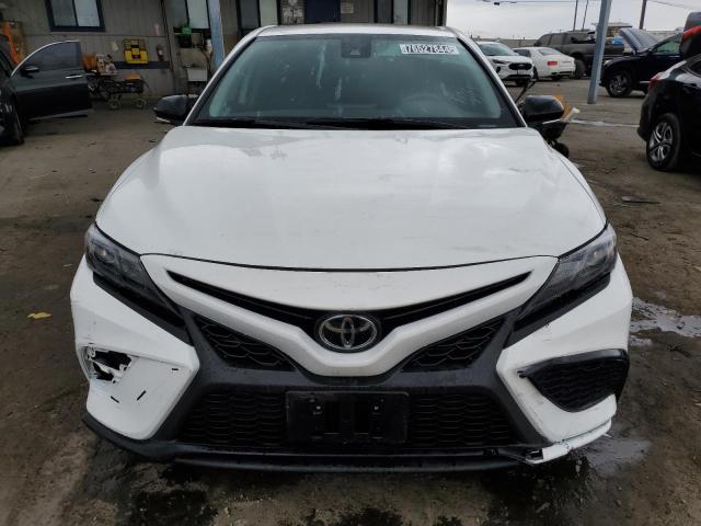 4T1G11AK4PU137961 - 2023 TOYOTA CAMRY SE NIGHT SHADE WHITE photo 5