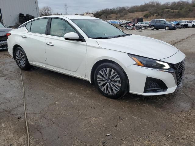 1N4BL4DV9PN352574 - 2023 NISSAN ALTIMA SV WHITE photo 4