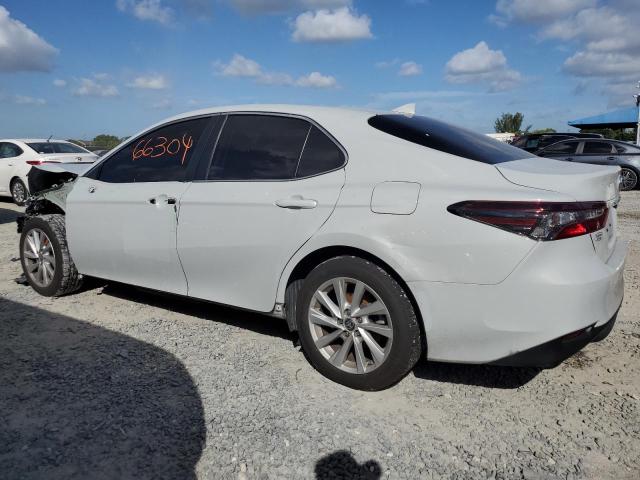 4T1C11AK9NU057437 - 2022 TOYOTA CAMRY LE WHITE photo 2