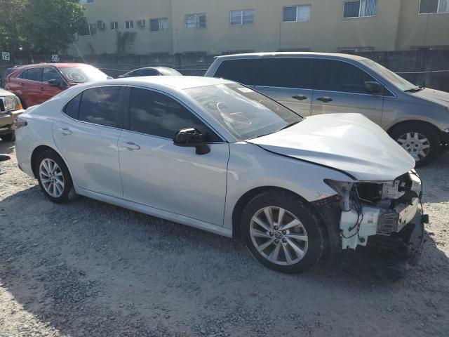 4T1C11AK9NU057437 - 2022 TOYOTA CAMRY LE WHITE photo 4