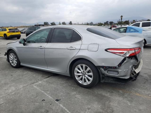 4T1B11HK4JU576360 - 2018 TOYOTA CAMRY L SILVER photo 2