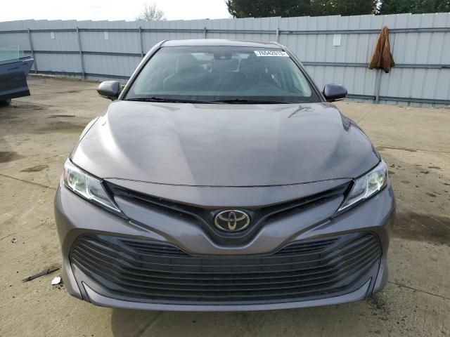 4T1B11HK4JU636685 - 2018 TOYOTA CAMRY L GRAY photo 5