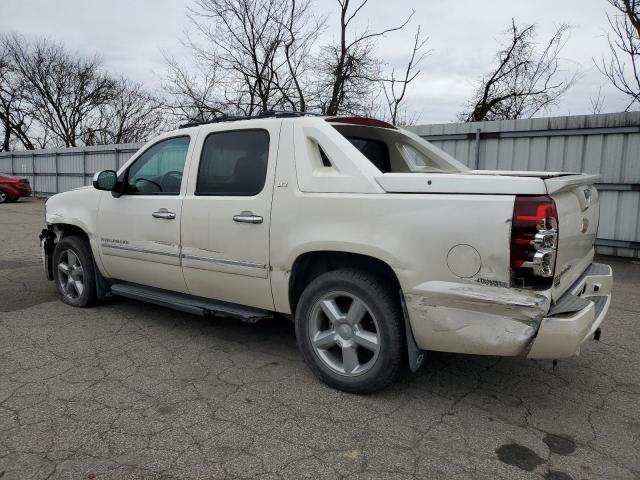 3GNTKGE76CG126036 - 2012 CHEVROLET AVALANCHE LTZ WHITE photo 2