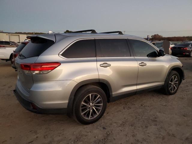 5TDKZRFH6KS569953 - 2019 TOYOTA HIGHLANDER SE GRAY photo 3