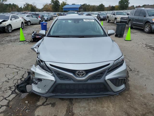 4T1G11AK6NU644132 - 2022 TOYOTA CAMRY SE SILVER photo 5