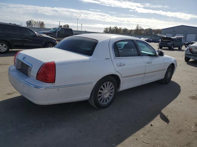 1LNHM82W53Y661497 - 2003 LINCOLN TOWN CAR SIGNATURE WHITE photo 3