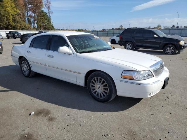 1LNHM82W53Y661497 - 2003 LINCOLN TOWN CAR SIGNATURE WHITE photo 4