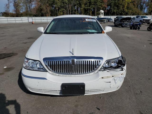 1LNHM82W53Y661497 - 2003 LINCOLN TOWN CAR SIGNATURE WHITE photo 5