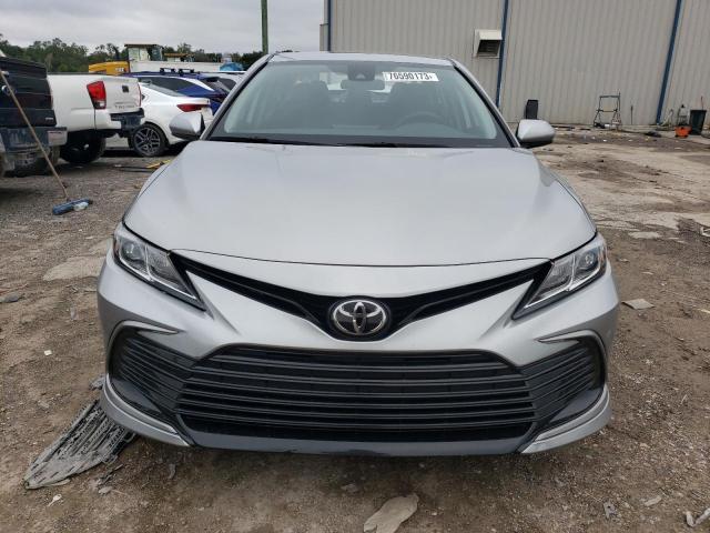 4T1C11AK7MU477633 - 2021 TOYOTA CAMRY LE SILVER photo 5