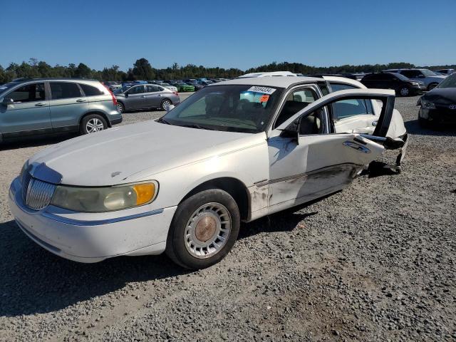 1LNHM81W02Y656675 - 2002 LINCOLN TOWN CAR EXECUTIVE WHITE photo 1