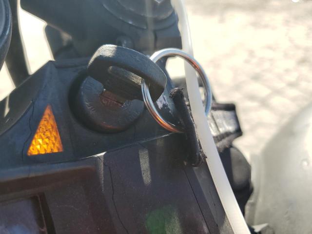 JH2RC110XDM000919 - 1983 HONDA CX650 C BLACK photo 8