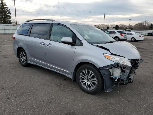 5TDYZ3DCXJS914818 - 2018 TOYOTA SIENNA XLE SILVER photo 4