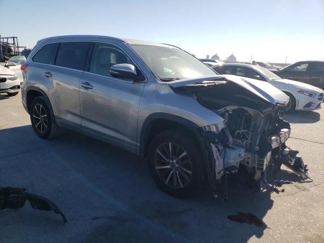 5TDKZRFH5HS526035 - 2017 TOYOTA HIGHLANDER SE SILVER photo 4