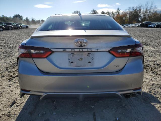 4T1G11AK7MU525083 - 2021 TOYOTA CAMRY SE SILVER photo 6