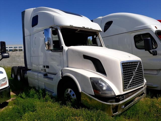 4V4NC9TH9EN150738 - 2014 VOLVO VN VNL WHITE photo 1