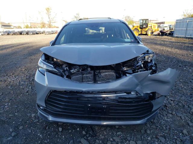 5TDCSKFC8PS085651 - 2023 TOYOTA SIENNA XSE SILVER photo 5