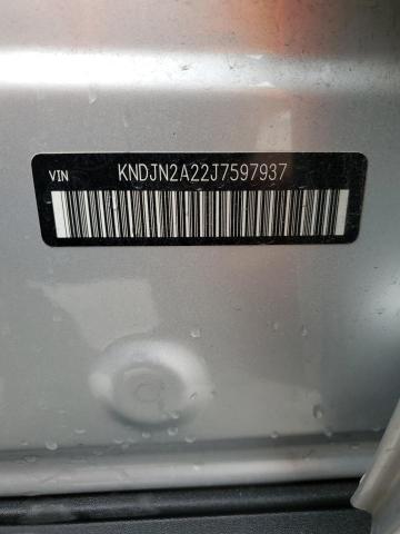 KNDJN2A22J7597937 - 2018 KIA SOUL SILVER photo 12