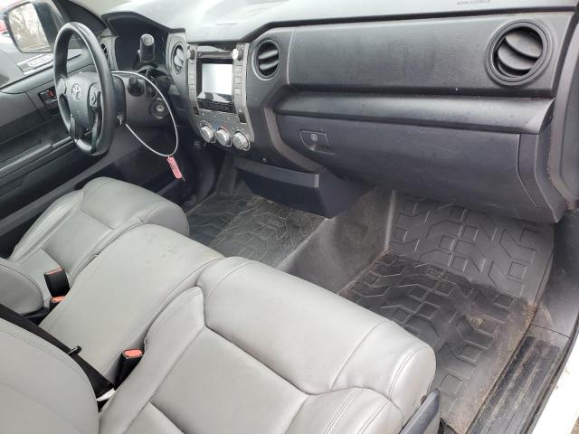 5TFRM5F13JX123454 - 2018 TOYOTA TUNDRA DOUBLE CAB SR/SR5 WHITE photo 8