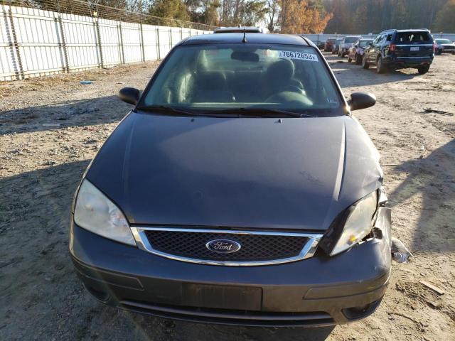1FAFP34N26W111805 - 2006 FORD FOCUS ZX4 GRAY photo 5